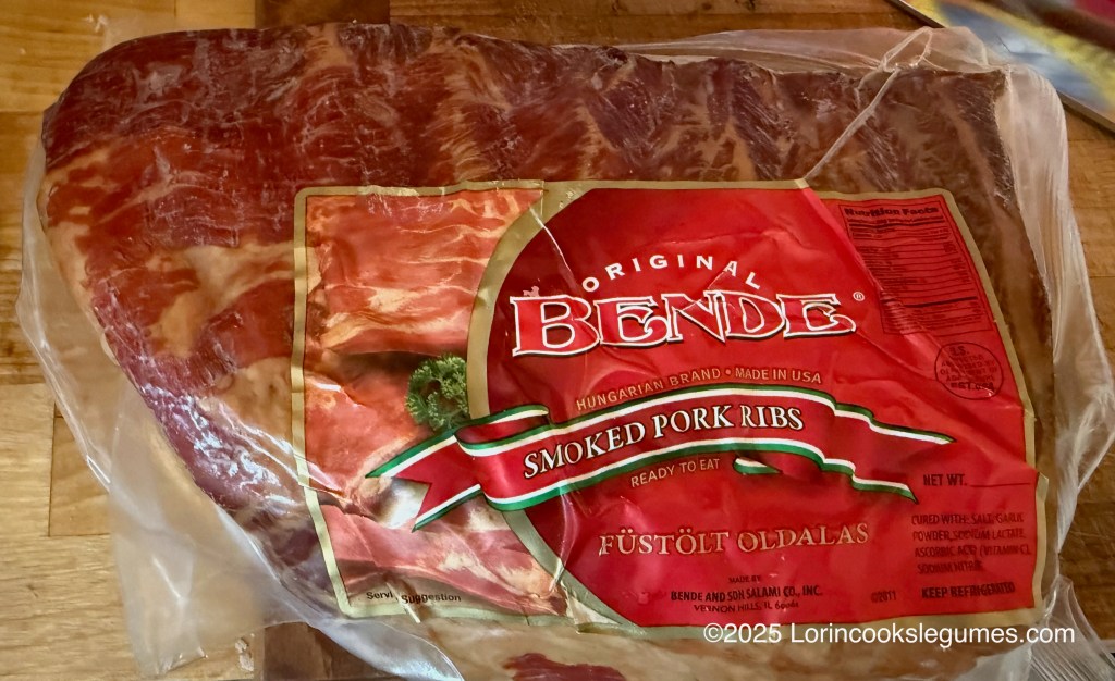 Package of smoked pork ribs labeled 'Bende' on a wooden surface.